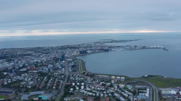 Αεροφωτογραφία της ακτογραμμής πανόραμα του Ρέικιαβικ, πρωτεύουσα της Ισλανδίας και βορειότερη παγκόσμια πρωτεύουσα. Πουλιά μάτι πάνω από Reykjavik πολύχρωμες ακτές στον τελευταίο όροφο. Ταξιδιωτικός προορισμός. Ευρωπαϊκή πρωτεύουσα — Αρχείο Βίντεο