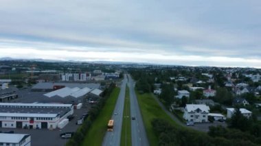 Reykjavik, İzlanda 'nın trafik sokakları ve renkli çatıları olan insansız hava aracı görüntüsü. Kuşların gözü dünyanın en kuzeyindeki başkentin panoramik görüntüsünde.