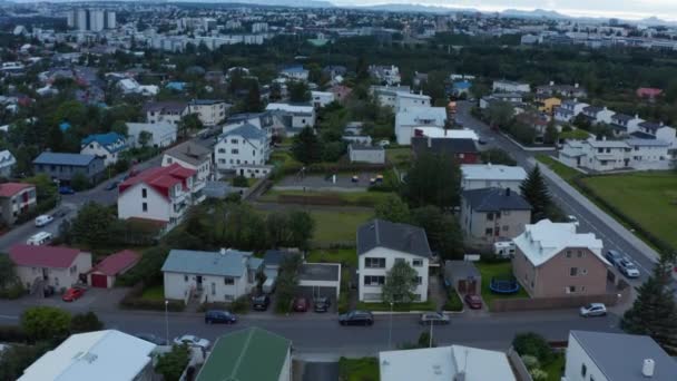 Ilmakuva Reykjavikin keskustasta ja keskustasta. Drone näkymä panoraama Reykjavik, Islannin pääkaupunki ja pohjoisin kaupunki maailmassa — kuvapankkivideo