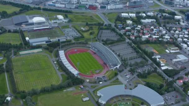 Έδρα της ομάδας είναι το Laugardalsvollur football arena, έδρα της ισλανδικής εθνικής ομάδας στο Ρέικιαβικ. Birds eye view of sport complex συμπεριλαμβανομένων πισίνα και γήπεδο ποδοσφαίρου — Αρχείο Βίντεο