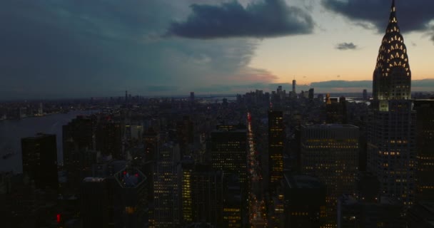 Панорамный вид на город в сумерках. Лети над городом после заката. Высотные здания и небоскребы в центре города. Манхэттен, Нью-Йорк, США — стоковое видео