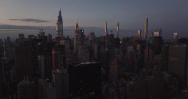 Şehir merkezindeki gökdelenlerin kaydırak ve pan görüntüleri. Bir Vanderbilt, Chrysler ve Empire State Binası. Manhattan, New York City, ABD