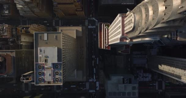 Vogelperspektive von oben nach unten Blick auf den Verkehr auf den Straßen der Stadt. Hochhäuser, die von der Nachmittagssonne angestrahlt werden. Manhattan, New York City, USA — Stockvideo