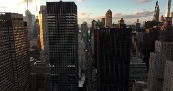 Maju terbang tinggi di atas jalan di pusat kota. Berbagai bangunan tinggi dinyalakan oleh matahari terbenam. Manhattan, New York City, Amerika Serikat — Stok Video