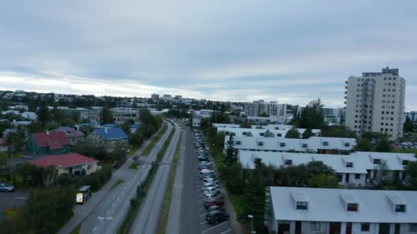 Drone view flying through neighbourhood of Reykjavik, Iceland capital city. Aerial view of streets and building of worlds northernmost capital city. Travel destination — Vídeo de Stock