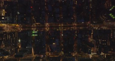 Havadan kuşların gözü yukarıdan aşağıya akşam şehrini görüyor. Şehir merkezindeki işlek caddelerin ve caddelerin üzerinden uç. Manhattan, New York City, ABD