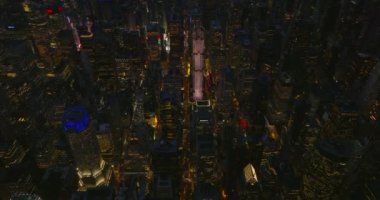 Akşam kasabasında yüksek açılı binaların manzarası. Şehir merkezindeki ışıklı pencereler ve aydınlık sokaklar. Manhattan, New York City, ABD