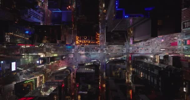Ptaki lotnicze oko nad głową widok z góry kolorowy Times Square. Refleksja kolorów z wyświetlaczy reklamowych. Miasto w nocy z wysokości. Manhattan, Nowy Jork, USA — Wideo stockowe
