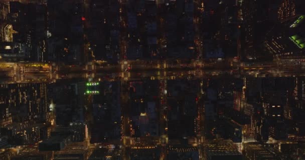 Aves aéreas vista desde arriba hacia abajo vista de la ciudad de la tarde. Vuela por encima de calles y avenidas llenas de luz en el centro de la ciudad. Manhattan, Nueva York, Estados Unidos — Vídeo de stock