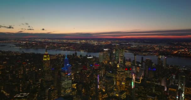Respiração tirando imagens panorâmicas aéreas dos arranha-céus do centro da cidade à noite. Topo colorido de One Vanderbilt e Empire State Building. Manhattan, Nova Iorque, EUA — Vídeo de Stock