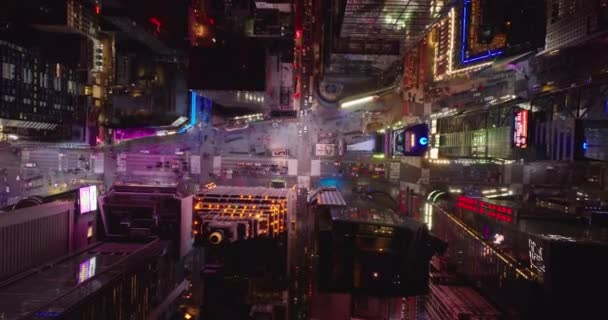 空中の鳥は夜にタイムズスクエアの映像の上に目をオーバーヘッド。ミッドタウンの高層ビルの間に高い照明の場所。米国ニューヨーク市マンハッタン — ストック動画