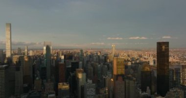 İleri, yüksek apartman veya ofis binalarının üzerinden uçar. Şehirde altın saat. Manhattan, New York City, ABD