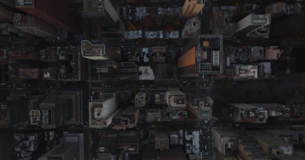 Ptaki lotnicze oko nad głową z góry na dół panoramiczny widok na nowoczesne wieżowce lub biurowce w mieście. Zbudowane bloki wyłożone drogami. Manhattan, Nowy Jork, USA — Wideo stockowe