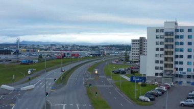 Reykjavik, İzlanda 'daki işlek otoyolun insansız hava aracı görüntüsü. Birds view of skyline of İzlanda capital city with neighborhood and trade district