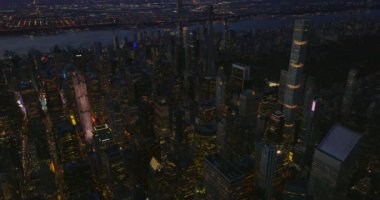 Şehir merkezindeki modern yüksek binaların yüksek açılı görüntüsü. Şehirde akşam yemeği. İnşa edilmiş bloklar arasındaki caddelere doğru eğil. Manhattan, New York City, ABD