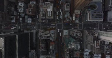 Gökyüzü kuşları tepeden aşağı şehirdeki işlek caddelerin görüntüsünü izliyorlar. Araçlar kavşakta kuyrukta bekliyor. Manhattan, New York City, ABD