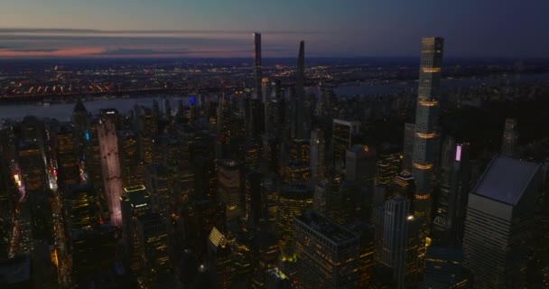Αεροφωτογραφία της νυχτερινής πόλης. Ψηλοί σύγχρονοι πύργοι γραφείων και πολυκατοικίες στο κέντρο. Μανχάταν, Νέα Υόρκη, ΗΠΑ — Αρχείο Βίντεο