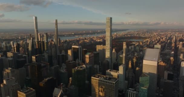 A frente voa acima do centro da cidade ao pôr-do-sol. Altos arranha-céus modernos em torno do Central Park. Manhattan, Nova Iorque, EUA — Vídeo de Stock