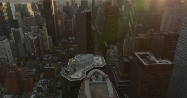 Hoge hoek uitzicht op hoge gebouwen in het centrum. Tilt up onthullen stadsgezicht tegen de zon. Manhattan, New York City, Verenigde Staten — Stockvideo
