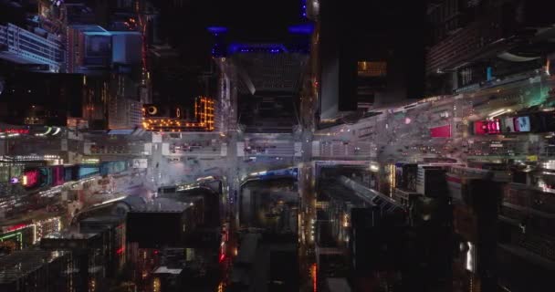 Aerial birds eye overhead top down view of cars passing through Times Square. Visual tourist attraction at night. Manhattan, New York City, USA — Vídeo de Stock