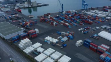 Reykjavik Sundahofn Limanı, İzlanda 'ya nakledilmeye hazır konteynırların insansız hava aracı görüntüsü. Ticaret limanı hayatı. Reykjavik 'in doğu yakasındaki İzlanda' daki en büyük kargo limanının havadan görüntüsü.