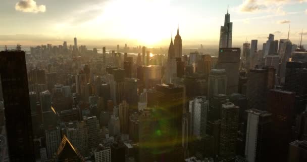A paisagem urbana ao pôr-do-sol. Vários edifícios altos na cidade. Skyline com arranha-céus da baixa. Manhattan, Nova Iorque, EUA — Vídeo de Stock