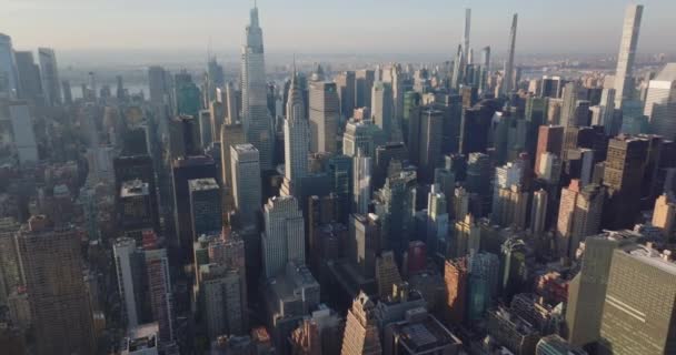Vista de alto ángulo del desarrollo en el centro de la ciudad. Edificios de oficinas o apartamentos de gran altura. Manhattan, Nueva York, Estados Unidos — Vídeo de stock