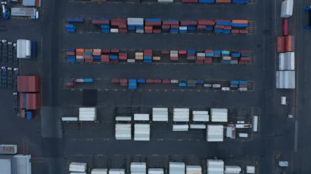 Εναέρια άποψη των παρτίδων των εμπορευματοκιβωτίων εφοδιασμένο στο Sundahofn λιμάνι φορτίου στην ανατολική πλευρά του Ρέικιαβικ. Άποψη από πάνω προς τα κάτω των εμπορικών διεθνών εμπορευματοκιβωτίων εφοδιαστικής γεμάτα καλά έτοιμα προς παράδοση — Αρχείο Βίντεο