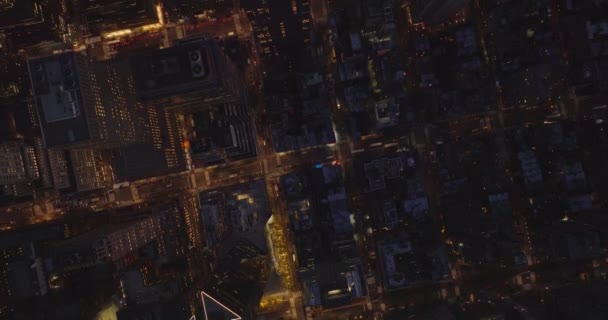 Oiseaux aériens vue aérienne du haut vers le bas des rues éclairées dans la ville du soir. Voitures conduisant sur la route, avenues et carrefour de passage. Manhattan, New York, États-Unis — Video