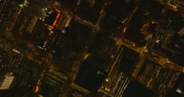 Os pássaros aéreos olham de cima para baixo vista de ruas e blocos de edifícios altos. Voe acima da cidade noturna. Manhattan, Nova Iorque, EUA — Vídeo de Stock