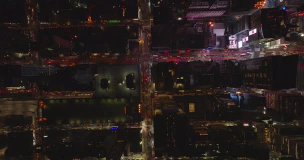 공중의 새들은 밤하늘을 내려다보면서 야간 도시에 있는 건물 들 과 거리들의 구획들을 내려다볼 수있습니다. 타임 스퀘어에서 나오는 반짝이는 색깔의 빛이야. Manhattan, New York City, USA — 비디오