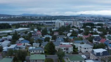 Kuşların gözü Reykjavik 'in renkli çatı şeridinde. Seyahat güzergahı. Avrupa başkenti. İzlanda 'daki en büyük kargo limanının havadan görüntüsü, Reykjavik' teki Sundahofn. Ticari ve ticari