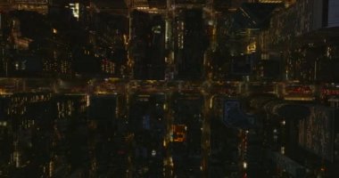 Havadan kuşların gözü tepede, geceleri işlek caddenin aşağısında. Tek yönlü cadde boyunca yüksek binalar var. Manhattan, New York City, ABD