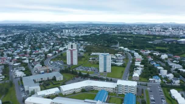 Fåglar ögon ovanifrån av den färgglada taket och den urbana panorama av Reykjavik, huvudstad i Island. Drone utsikt över fantastiskt landskap i Reykjavik centrum med berg i bakgrunden — Stockvideo