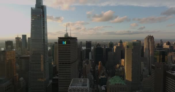 Şehir merkezindeki yüksek binaların kayması. Alacakaranlıktaki şehir gelişiminin hava görüntüleri. Manhattan, New York City, ABD — Stok video
