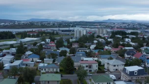 Ptačí oko přes Reykjavík barevné střešní pobřeží. Cíl cesty. Evropské hlavní město. Letecký pohled na největší nákladní přístav na Islandu, Sundahofn v Reykjavíku. Komerční a obchodní — Stock video