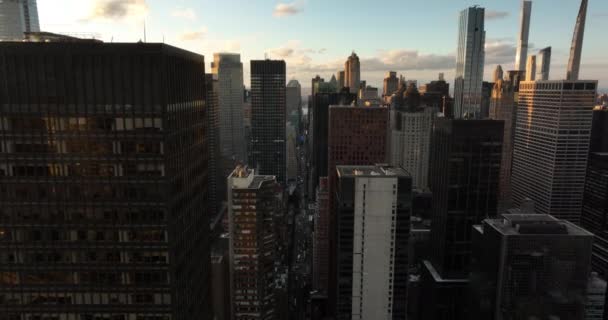 Latać między wieżowcem mieszkania lub budynków biurowych w centrum miasta. Miasto o zachodzie słońca. Manhattan, Nowy Jork, USA — Wideo stockowe