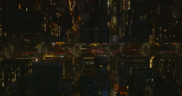 Gökyüzü kuşları tepeden aşağıya tepedeki yüksek binaların arasında yükselen caddelerin görüntülerini izliyorlar. Manhattan, New York City, ABD — Stok video