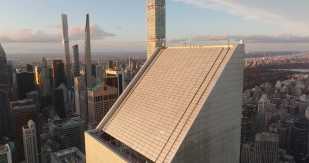Stoupající sklon dolů pohled na šikmou střechu obchodní mrakodrap ve městě za soumraku. Manhattan, New York City, USA — Stock video