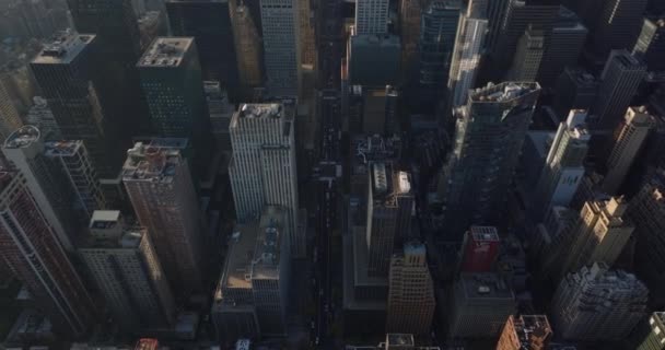 Blick von oben auf Straßen und Kreuzungen zwischen Hochhäusern in der Stadt. Manhattan, New York City, USA — Stockvideo