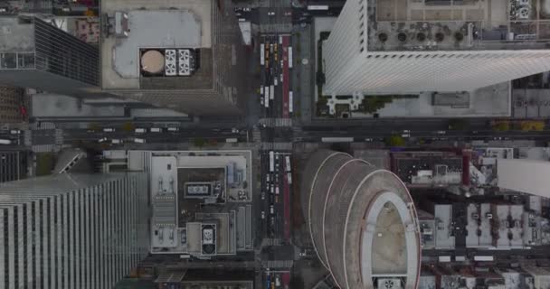 Aerial birds eye overhead top down panning footage of busy streets and avenues between high rise buildings. Heavy traffic in city. Manhattan, New York City, USA — Video Stock