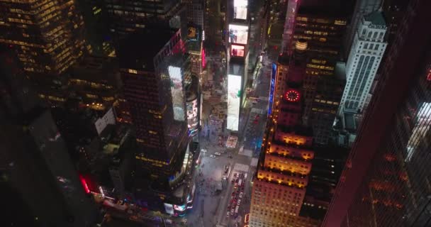 High angle footage of Times Square at night. People enjoying atmosphere. Large digital displays showing advertisements. Manhattan, New York City, USA — Vídeo de Stock