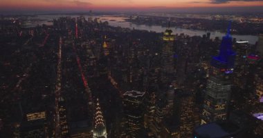 Şehir manzarasının ikonik gökdelenlerle kaydır ve tavaya yansıt. Romantik renkli alacakaranlık gökyüzü. Manhattan, New York City, ABD