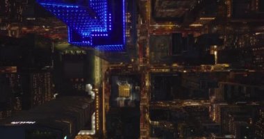 Havadan kuşların gözü şehir merkezinin tepesinde. Bir Vanderbilt gökdeleninin üzerinde mavi ışıklı bir şekilde uç. Manhattan, New York City, ABD
