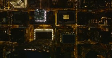 MetLife binası ve Grand Central İstasyonu 'nun etrafındaki gece şehrinin yukarıdan aşağıya bakan kuşları. Manhattan, New York City, ABD