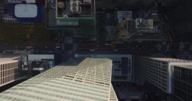 Uçan kuşlar, sonbahar şehrindeki sokakları tepeden aşağı süzüyor. Şehir merkezindeki yüksek binaların arasına park etmiş bir buz pateni pisti. Manhattan, New York City, ABD