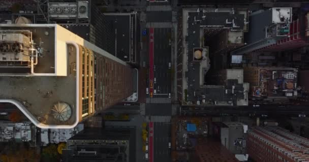 Luchtvogels oog boven het hoofd uitzicht op auto 's rijden in de straten van het centrum. Vlieg boven hoge gebouwen. Manhattan, New York City, Verenigde Staten — Stockvideo
