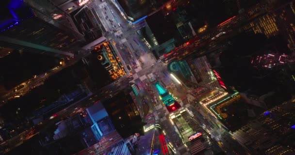 공중의 새들은 중앙 도시에서 상업적 인 교차로의 회전하는 장면을 머리 위로 쳐다보고 있다. 높은 곳 에서의 야간 도시. Manhattan, New York City, USA — 비디오