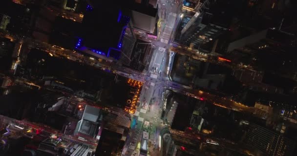 Pájaros aéreos ojo arriba hacia abajo vista de la brillante luz de colores en Times Square. Volar sobre la intersección comercial por la noche. Manhattan, Nueva York, Estados Unidos — Vídeos de Stock