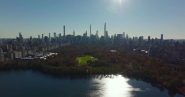 Central Park ve modern yüksek binaların panoramik görüntüleri inanılmaz. Ağaçlarda sonbahar yaprakları. Manhattan, New York City, ABD